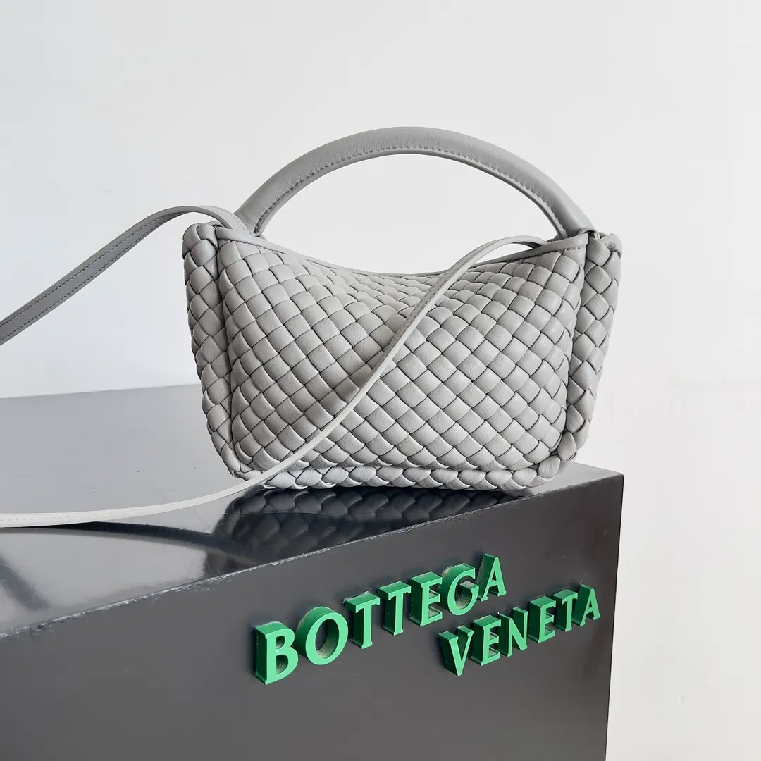 Batch 1760 BOTTEGA VENETA's new mini COBBLE bag. This season's mini Cobble series brings a new style of handbag. The body of the bag resembles the shape of a "Yuanbao", giving you good luck throughout autumn and winter! This Yuanbao bag is made of three pieces of quilted cotton and has an unlined body, showing its quiet power. The bag is carefully designed to create a three-dimensional look. The joints and edges are decorated with lambskin strips to create a sense of simplicity. The handbag is not lined, so you can directly appreciate the consistent lambskin on the outside and inside. It is beautiful both inside and outside. The top handle of this handbag is made of leather-wrapped rope and is quite sturdy. The detachable shoulder strap is secured by a leather buckle inside the bag. Can be carried by hand, carried on the shoulder or cross-body, very easy to match! Style number: 805739 Size: 23*11*8cm